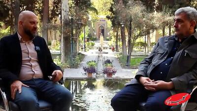  ببینید | غافلگیری جالب وسط مصاحبه حناچی؛ مهمان ناخوانده روی پای مجری خوابید! - کلبه سرگرمی