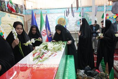  استقبال امدادگران کمیته امداد فارس از پیکر شهید گمنام عملیات والفجر ۳