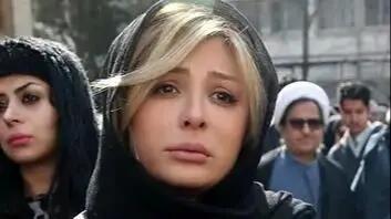  فیلم / نگاهی به مراسم ختم پدر نیوشا ضیغمی  /  از حضور احسان خواجه‌امیری، شبنم قلی‌خانی، علی ضیا و... / روحش شاد