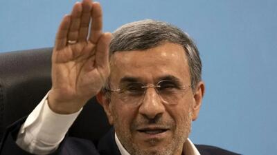  فیلم / رفتار عجیب محمود احمدی‌نژاد در مراسم ختم خواهرش/ آخه امضای یادگاری و عکس سلفی در اوج عزاداری ...