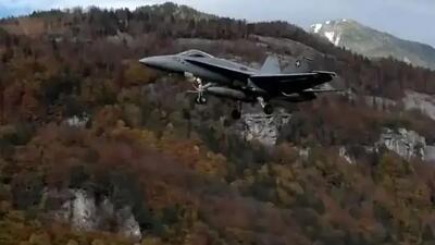  فرود غیرمنتظره جنگنده F18 در گاوداری که همه را شوکه کرد!