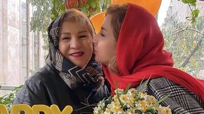  فیلم/ گریه های تلخ شبنم قلی خانی بر سر خاک مادرش دل میلیون ها انسان را به درد آورد/ دلم میخواد بغلت کنم اما با اینهمه خاک چه کنم؟