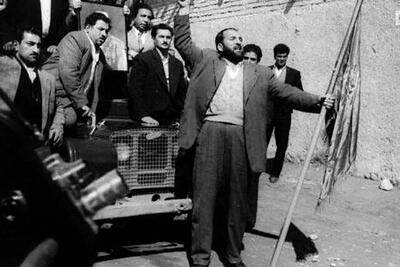  چهره خندان شعبان بی‌مخ و نوچه هایش ۷۲ سال پیش زیر کرسی