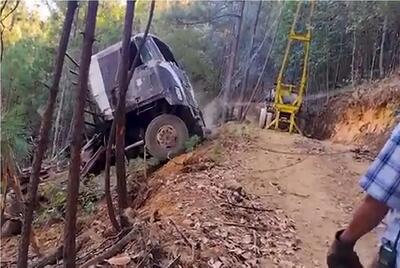  جا به جایی جانکاه؛ راننده احمق رفت ته دره صدتا عاقل در تلاشن درش بیارن نمیشه