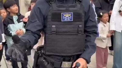  دستکش شوک‌دهنده یک افسر پلیس چینی