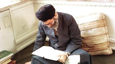  خاطره رهبر معظم انقلاب از کتاب خواندن برای پدرشان + فیلم