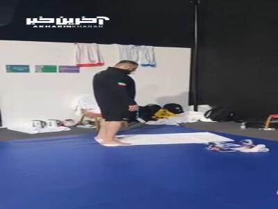  نماز شکر فردین هدایتی پس از صعود ۳۰ ثانیه‌ای به فینال سنگین وزن رقابت‌های کشتی فرنگی