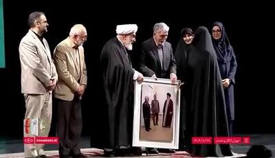  قاب عکس منتشرنشده از دیدار سرلشکر رشید با رهبر انقلاب به همسر شهید اهدا شد