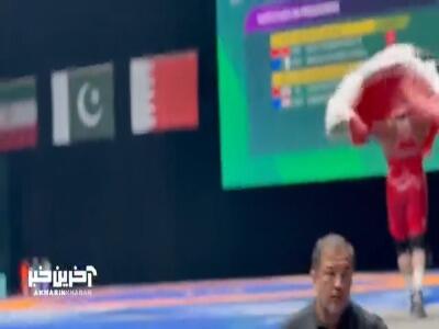  دور افتخار هدایتی با پرچم ایران