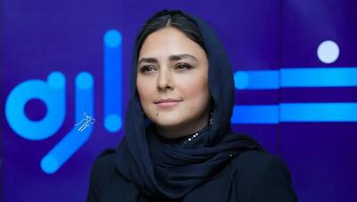  استایل رسمی «هدی زین‌العابدین» در اختتامیه؛ کت سرمه‌ای و دکمه‌های طلایی! (عکس)