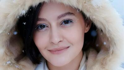  استایل زمستانی «پردیس احمدیه» در قاب برفی؛ هارمونی جذاب هدفون قرمز و پالتوی خز (عکس)