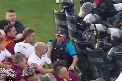  خالی کردن اسپری فلفل در صورت بازیکنان توسط پلیس!