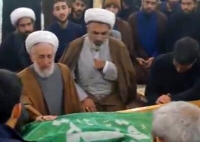  فاتحه‌ خوانی و گریه کاظم صدیقی بر پیکر پسرش