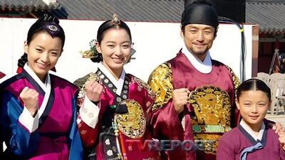  تاریخ امروز چهره‌ها |عکس یادگاری امپراتور سوکجونگ و بانو جانگ با هواداران در پشت‌صحنه دونگ‌یی