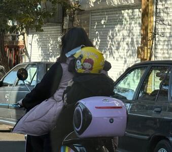  عکس/ ظاهر متفاوت زن موتور سوار به همراه فرزندش در تهران | اقتصاد24