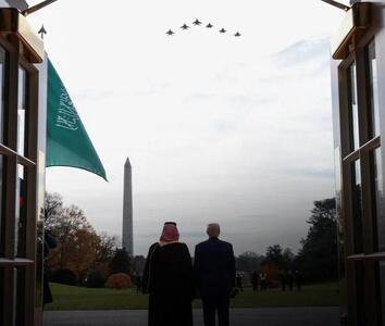  محمد بن سلمان ولیعهد عربستان سعودی روز سه شنبه به وقت محلی برای دیدار با دونالد ترامپ رئیس جمهوری آمریکا وارد کاخ سفید شد و مورد استقبال ویژه ای قرار گرفت. ترامپ با صدور دستور پرواز جنگنده های اف ۲۲ و اف ۳۵ به استقبال محمد بن سلمان ولیعهد عربستان سعودی رفت.