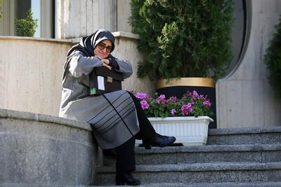  تصاویر؛ ژست‌های خانم سخنگو در حاشیه جلسه هیات دولت