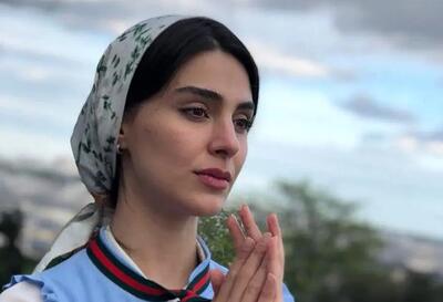  عکس| سفر زمان؛ عکس یادگاری «آفرین ثروتیان» و خانواده‌اش در پشت‌صحنه سریال «آنام»