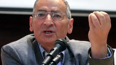  صادق زیباکلام: ما چون مستقل هستیم، جواب سلام ترامپ را هم ندادیم
