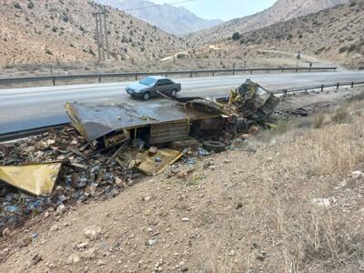  ببینید | انحراف و تصادف چندین خودرو بخاطر بارندگی در جاده فیروزکوه دیروز