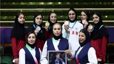  این دخترها مدالشان را به صابر کاظمی تقدیم کردند (عکس)