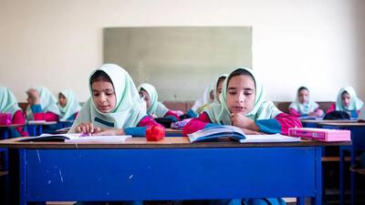 ۳۱ هزار کلاس ابتدایی با بیش از ۳۶ دانش‌آموز؛ فشردگی بی‌سابقه در مدارس ایران / ۴۰ درصد جمعیت کشور زیر خط فقر؛ معلمان با حقوق ۲۰ تا ۲۱ میلیونی در حاشیه معیشت