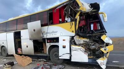  حادثه تلخ در جاده سبزوار / برخورد اتوبوس با تریلی 28 نفر را روانه بیمارستان کرد