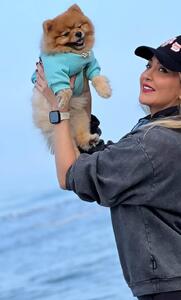  چهره خندان مریم معصومی به همراه حیوان خانگی اش کنار دریا