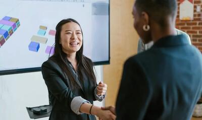  چرا بازاریابی و روابط‌عمومی باید یکپارچه عمل کنند؟ ضرورت تیم بازاریابی برای کمپین‌های PR در عصر جست‌وجوی هوش مصنوعی - شارا