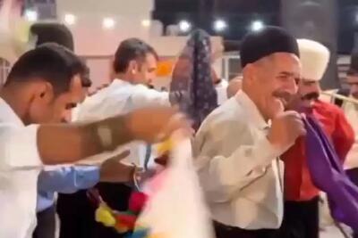  آواز محلی؛ ببینید این پیرمردا چه هماهنگ و شاد باهم با آهنگ محلی حرکت موزون میرن