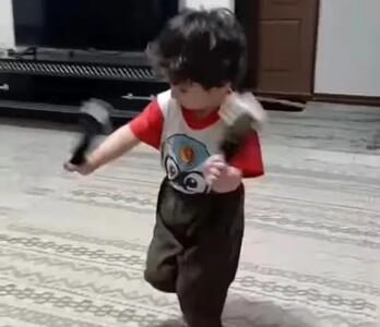  آواز محلی؛ دو مثقال بچه با جوراباش دو دستماله مثل فنر لری میرقصه