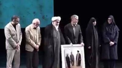 اهدای قابی از عکس منتشرنشده دیدار شهید سپهبد رشید با رهبر انقلاب به سرکار خانم ترابی‌کیا همسر این شهید