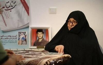  مادر شهید حسین دخانچی: تقریظ رهبر انقلاب بر کتاب «تب ناتمام» نشان دهنده مقام شهید است + فیلم