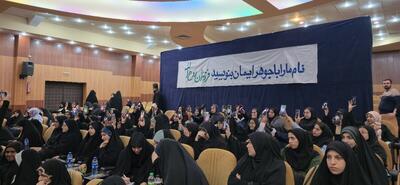  دانشجویان دختر شیرازی عکس رهبری را بالا بردند