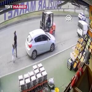  برخورد دردناک لیفتراک با پدر و دو کودک در حال عبور از خیابان