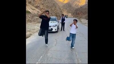  رقص شاد و هماهنگ دایی و خواهرزاده برای تازه عروس و داماد وسط جاده (فیلم)