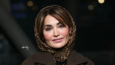  استایل شکلاتی «سولماز حسینی» در جشنواره فیلم شهر؛ پالتوی بلند و شال طرح‌دار! (عکس)