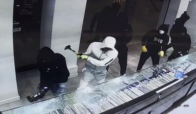 سرقت جسورانه از جواهرفروشی در مرکز خرید تورنتو (فیلم)