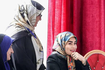  چهره خندان همسر عباس عراقچی در بازارچه خیریه