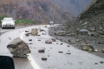  لحظاتی از ریزش دلهره‌آور کوه در جاده چالوس