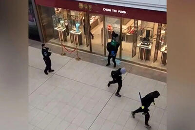  سرقت از یک جواهرفروشی وسط مرکز خرید!