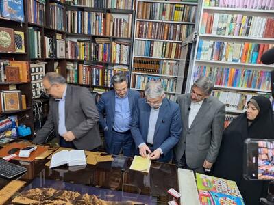  بازدید وزیر فرهنگ و ارشاد از کتابفروشی خایدالو خرم آباد