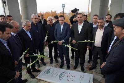  وزیر اقتصاد و دبیر شورایعالی مناطق آزاد به ارس سفر کرد