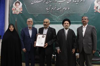  وزیر ارشاد نشان درجه یک هنری را به شاعر لرستانی اعطا کرد