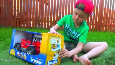  بازی پسربچه با ماشین اسباب بازی تراکتور برای پسران - اسباب بازی کودک