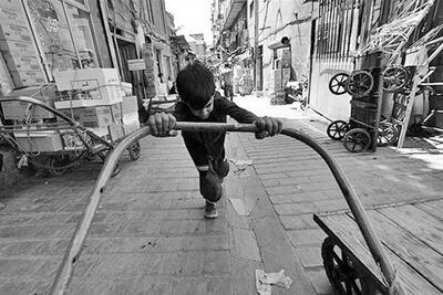  از خیابان تا فضای مجازی؛ چهره‌های نوین بهره‌کشی از کودک و نوجوان/ «در تهران، مشهد و اهواز، بخشی از نوجوانان کار فاقد شناسنامه‌اند»