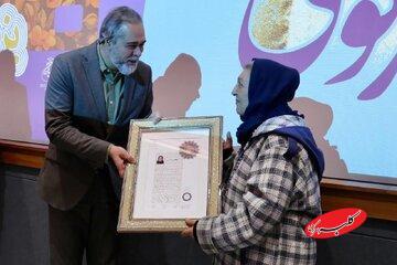  نشان درجه یک هنری برای دوبلور زن - کلبه سرگرمی