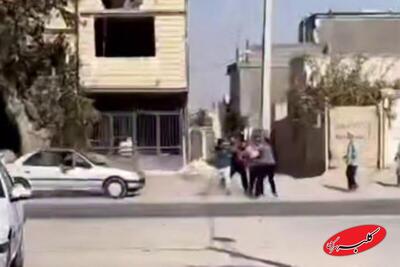  ببینید | لحظه هولناک زیر گرفتن چند مرد توسط راننده پژو؛ جیغ‌های سوزناک زن جوان / دعوا بر سر مهریه بود! - کلبه سرگرمی