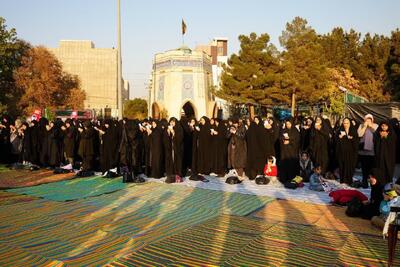  اقامه نماز باران در کنار پیکر شهید گمنام در مشکین‌دشت