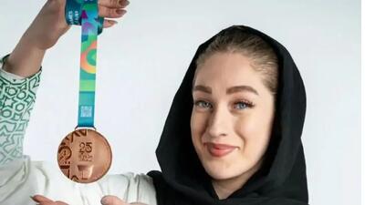  چهره دختر زیبای والیبال ایران پشت مدال ارزشمندش  (عکس)